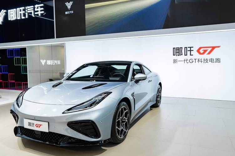 广州293哪吒汽车在智能汽车领域的表现，领途汽车在新能源汽车市场中的影响力